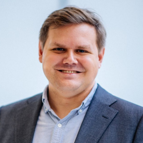 <span class="vcard">John Lewis</span>